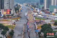 四川乐山“双遗”马拉松赛鸣枪开跑